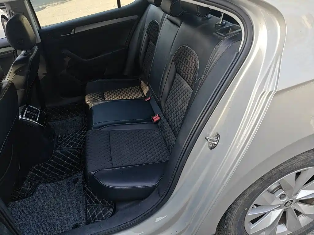 Skoda Superb — миниатюра 18