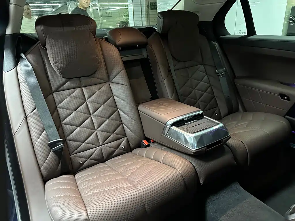 BMW 7 Series — миниатюра 17