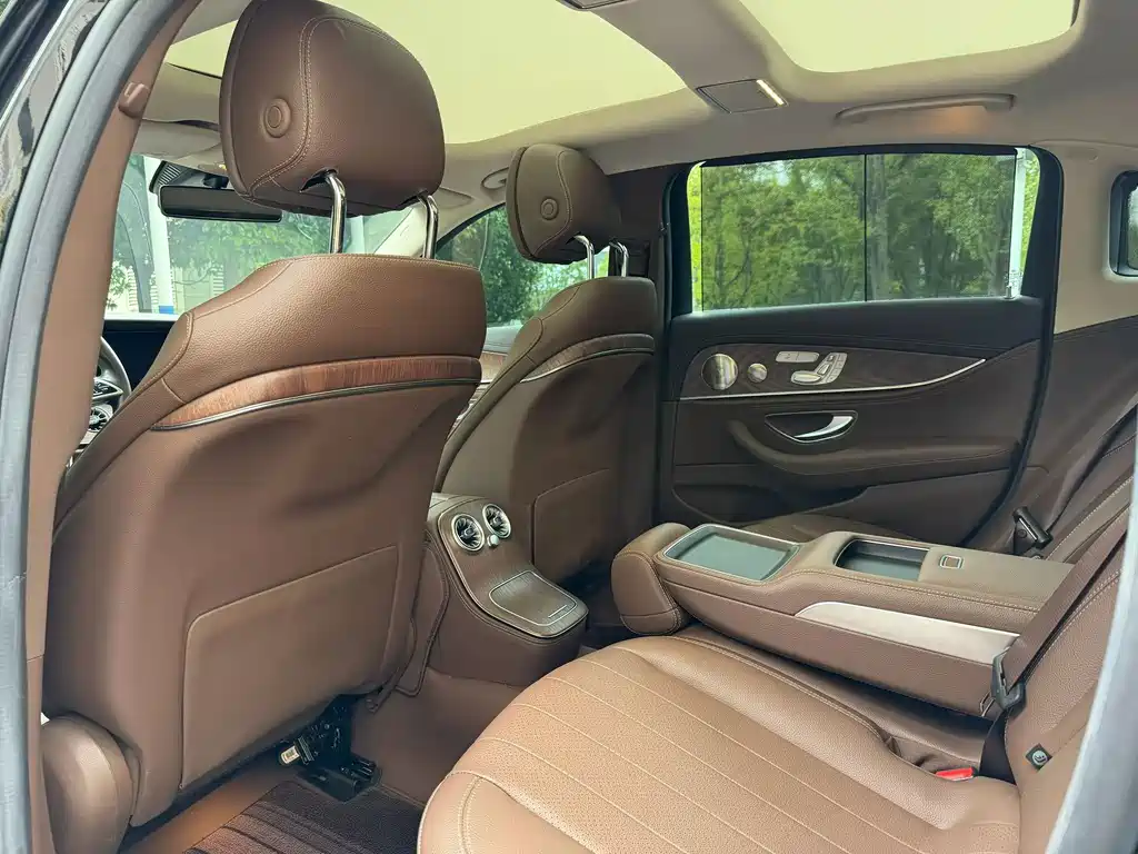Mercedes-Benz E-Class — миниатюра 6