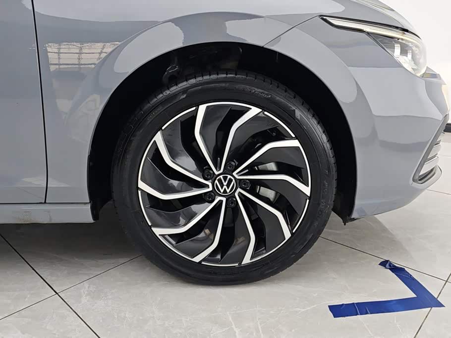 Volkswagen Golf 1.4 л 2021 г. Серебристо-серый, пробег 42500 км
