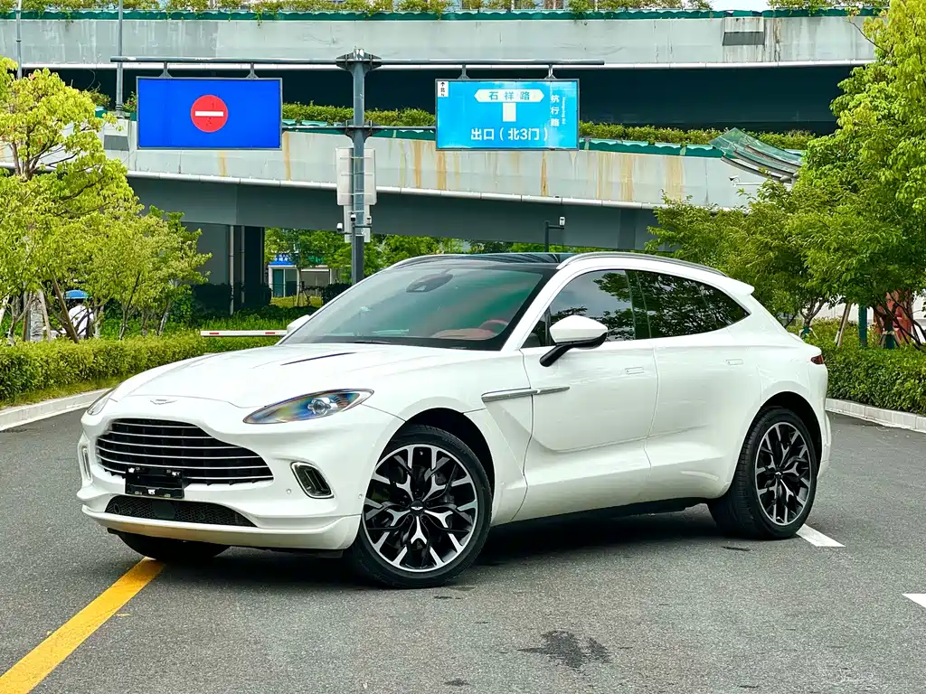 Aston Martin DBX 2022