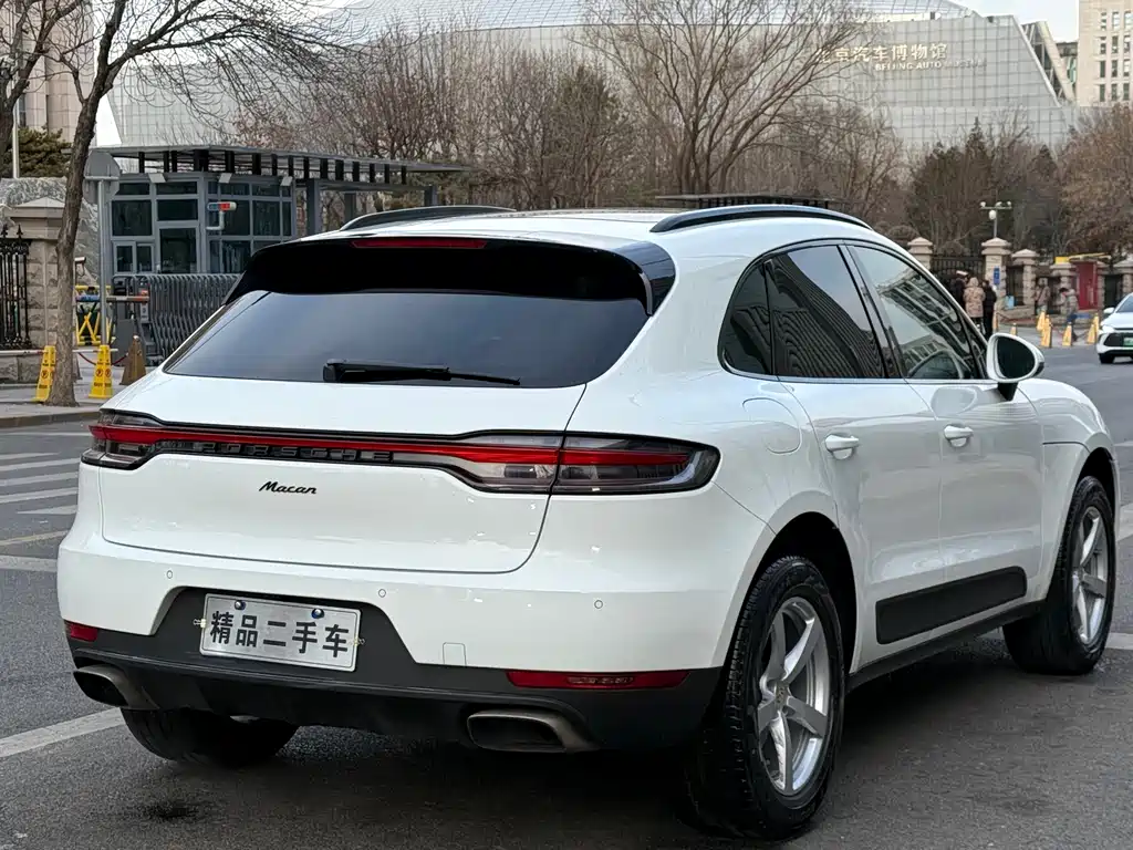 PORSCHE MACAN
