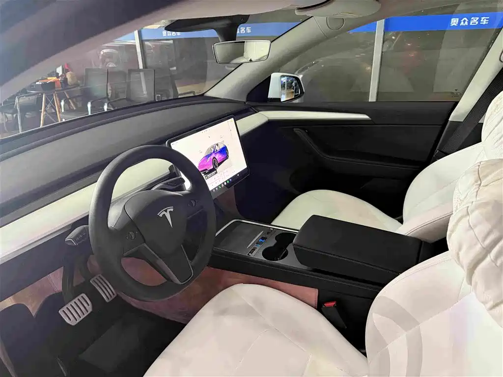 Tesla Model Y — миниатюра 4
