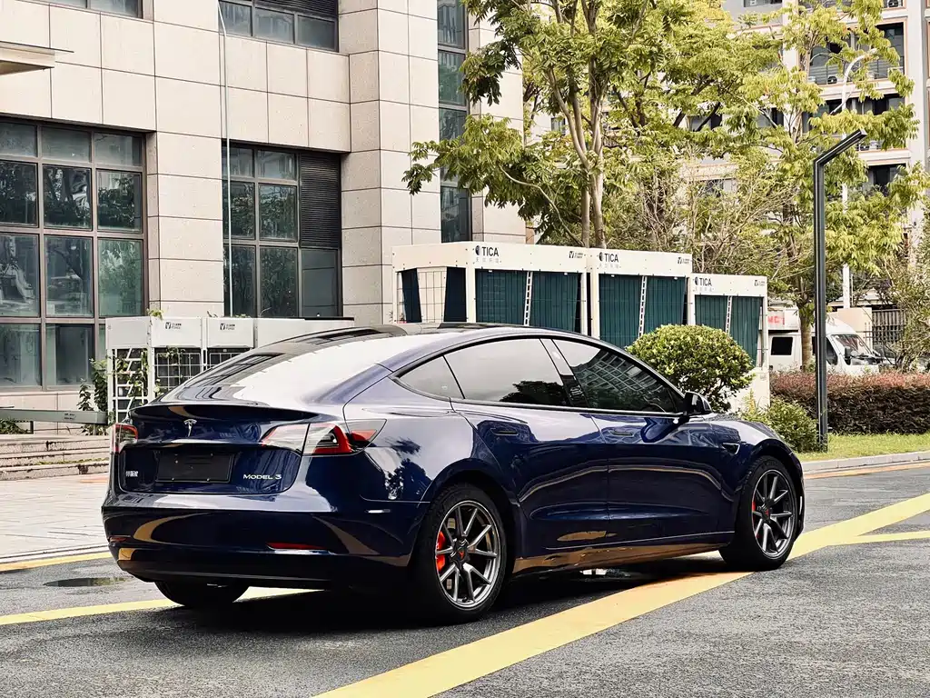 Tesla Model 3 — миниатюра 12