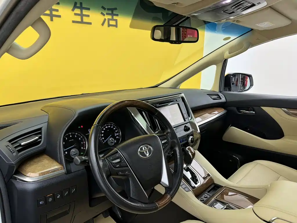 Toyota Alphard — миниатюра 35