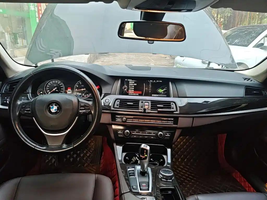 BMW 5 Series — миниатюра 10