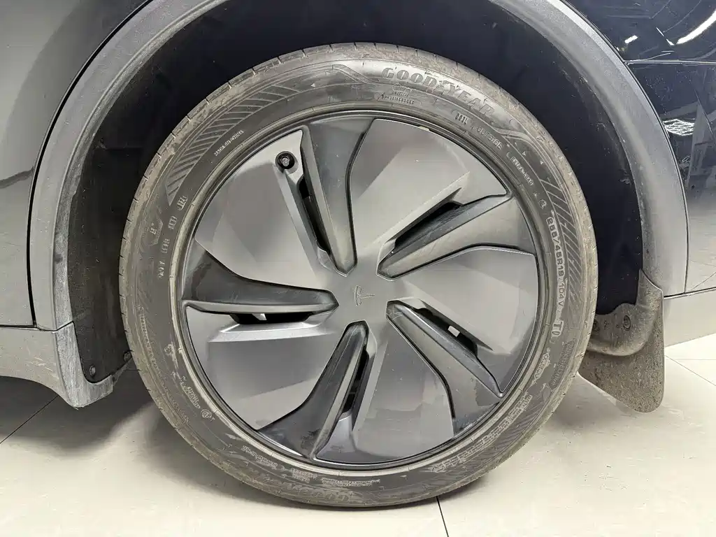 Tesla Model Y — миниатюра 12