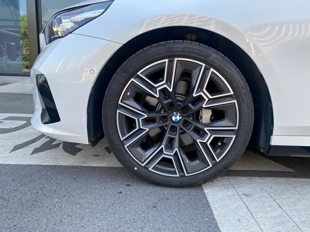 BMW 5 Series — миниатюра 3