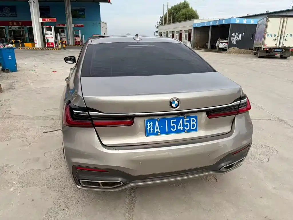 BMW 7 Series — миниатюра 4