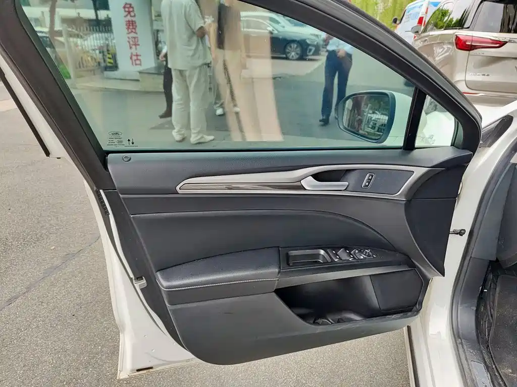 Ford Mondeo — миниатюра 6