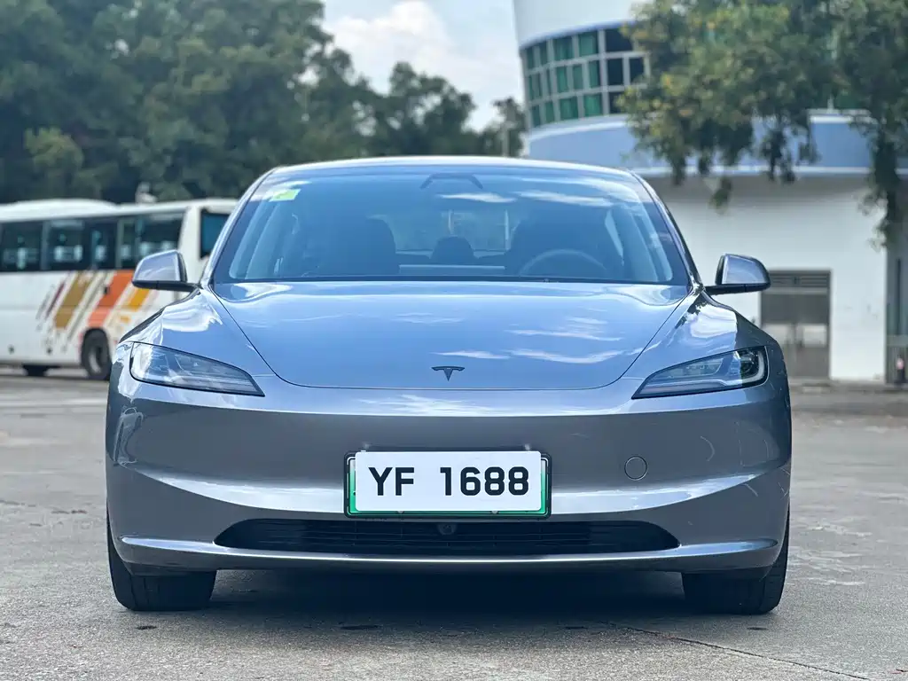 Tesla Model 3 — миниатюра 2