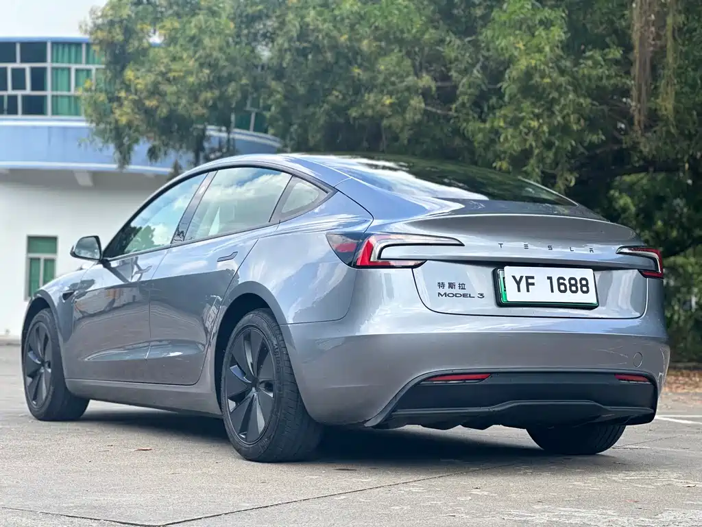 Tesla Model 3 — миниатюра 5