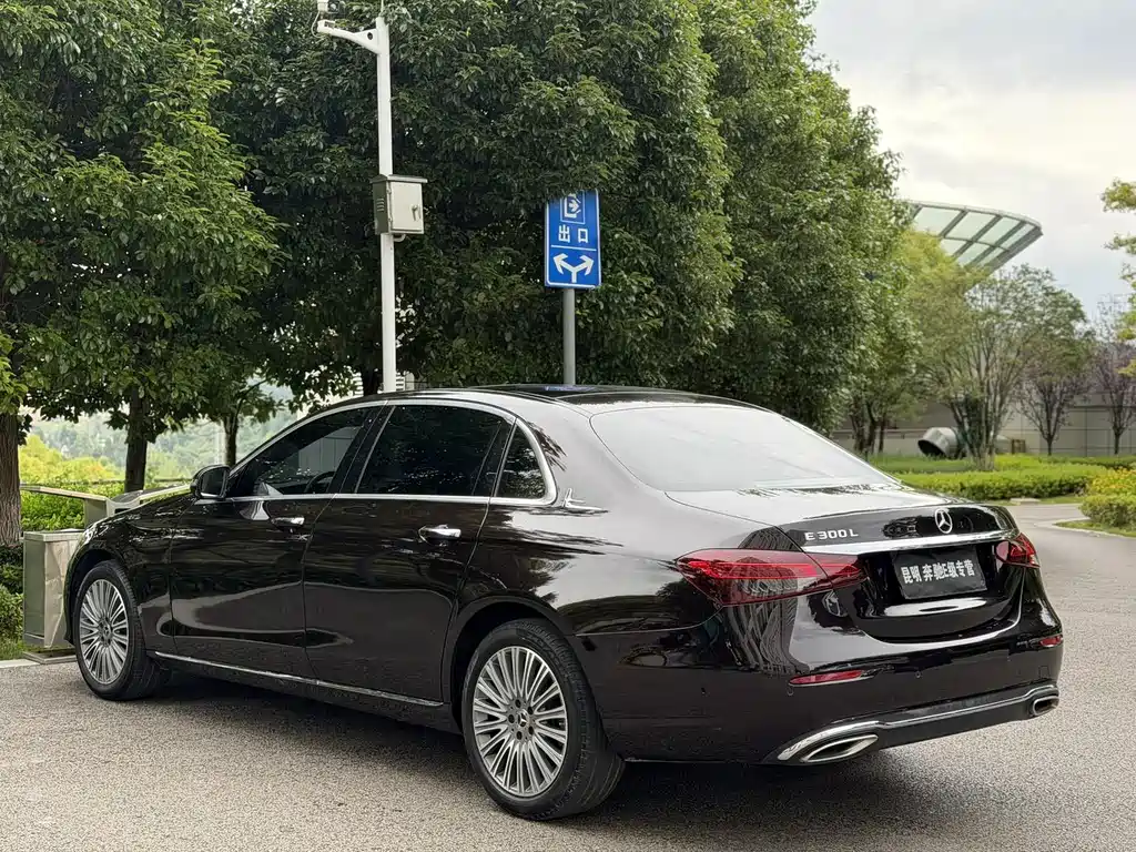 Mercedes-Benz E-Class — миниатюра 9