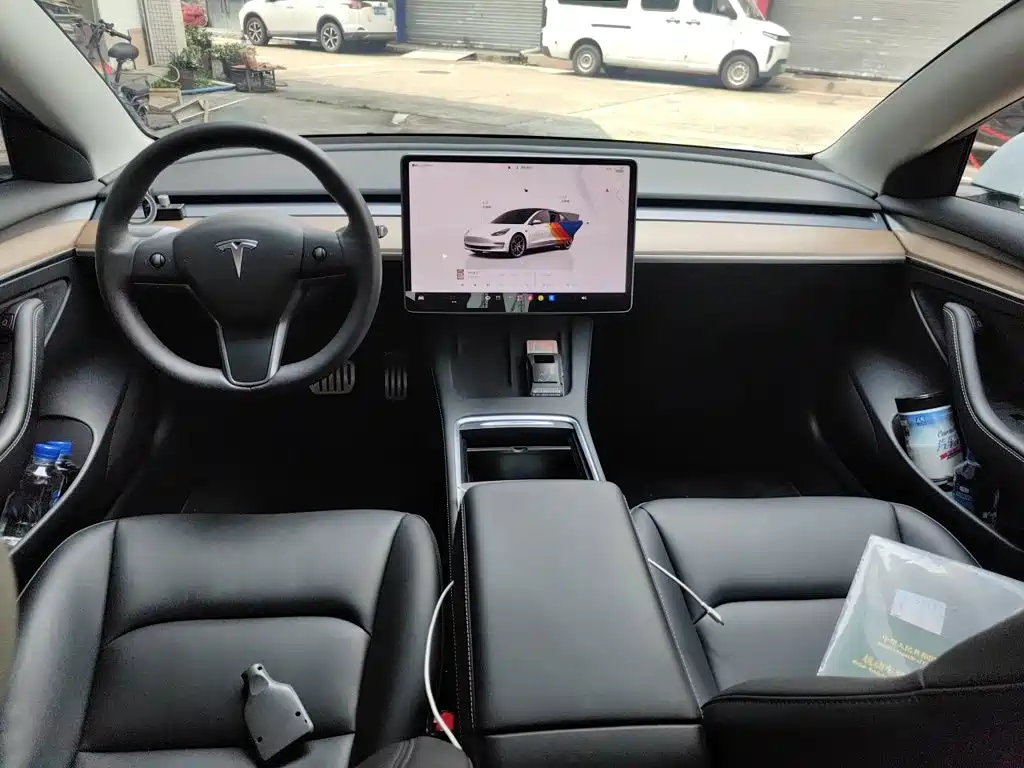 Tesla Model 3 — миниатюра 5