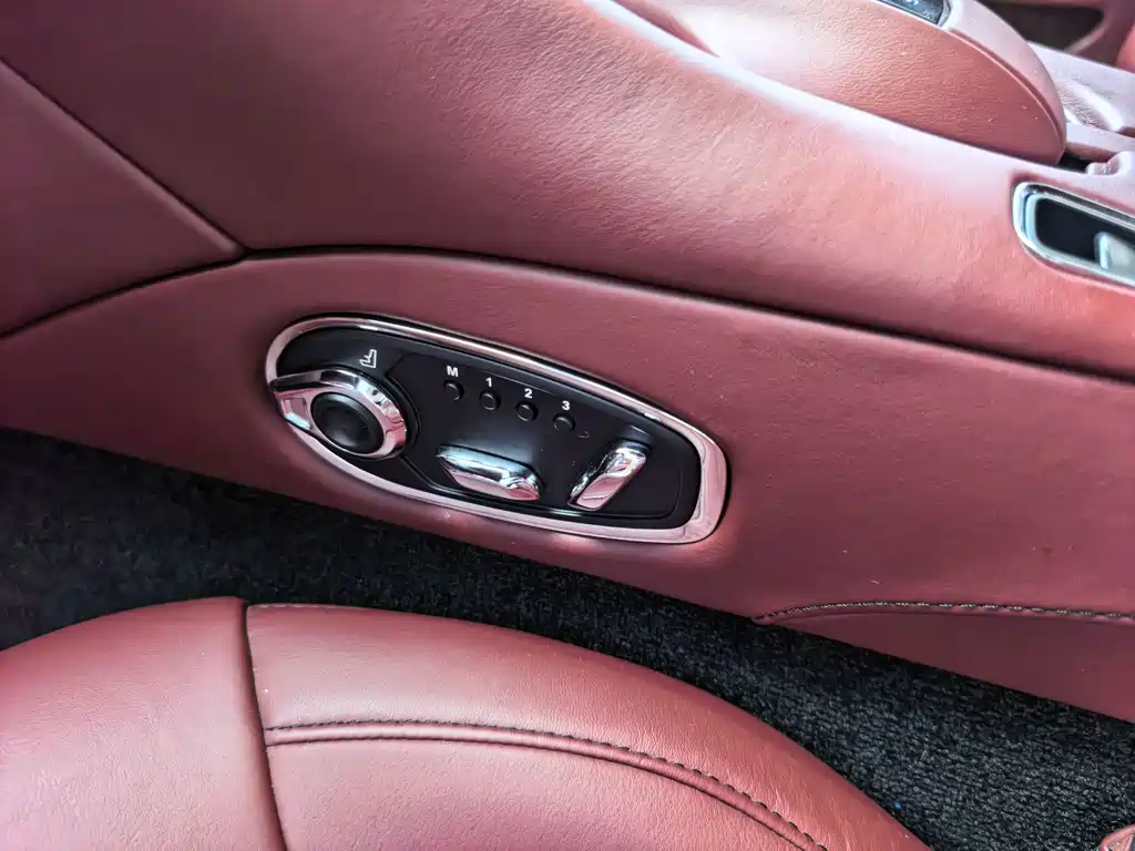 Aston Martin DB11 — миниатюра 26