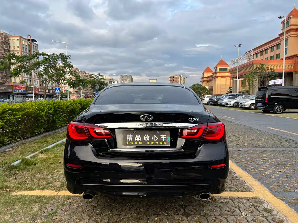 INFINITI Q70