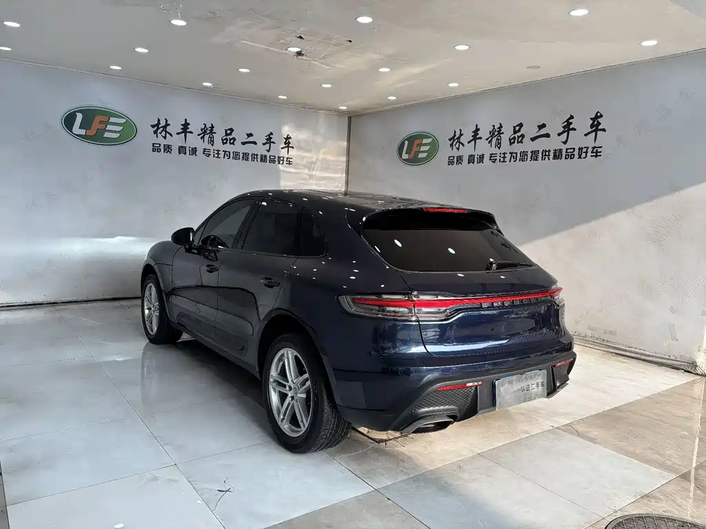 PORSCHE MACAN
