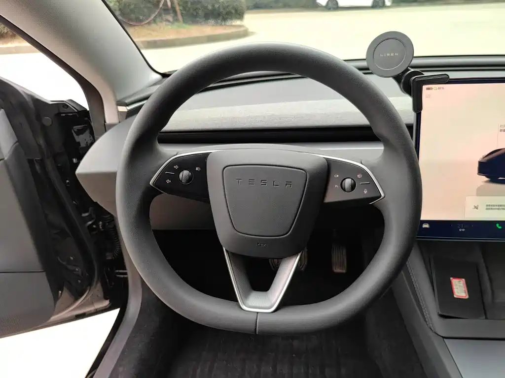 Tesla Model 3 — миниатюра 7