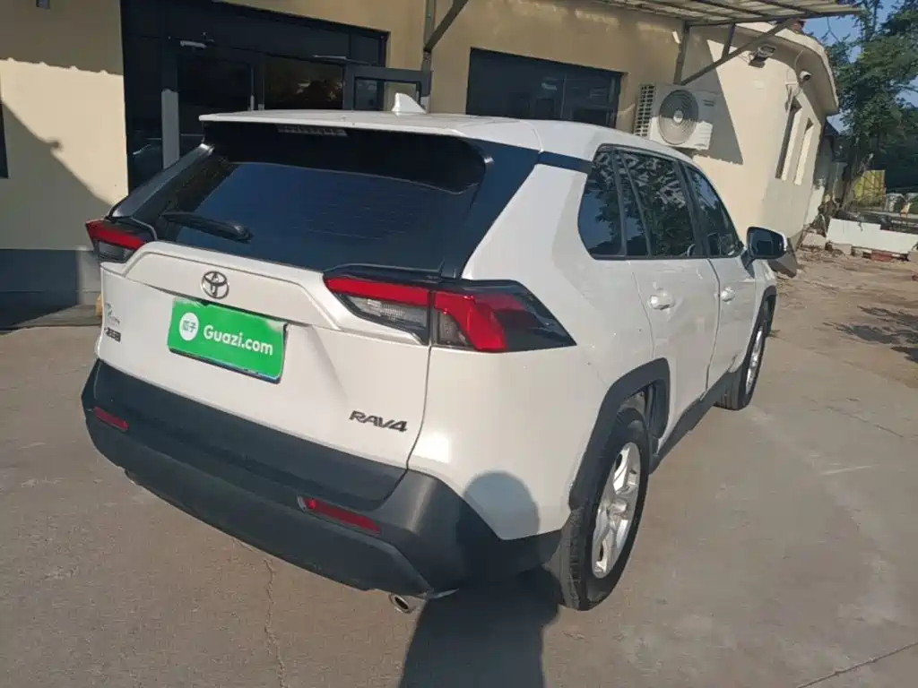 Toyota RAV4 — миниатюра 7
