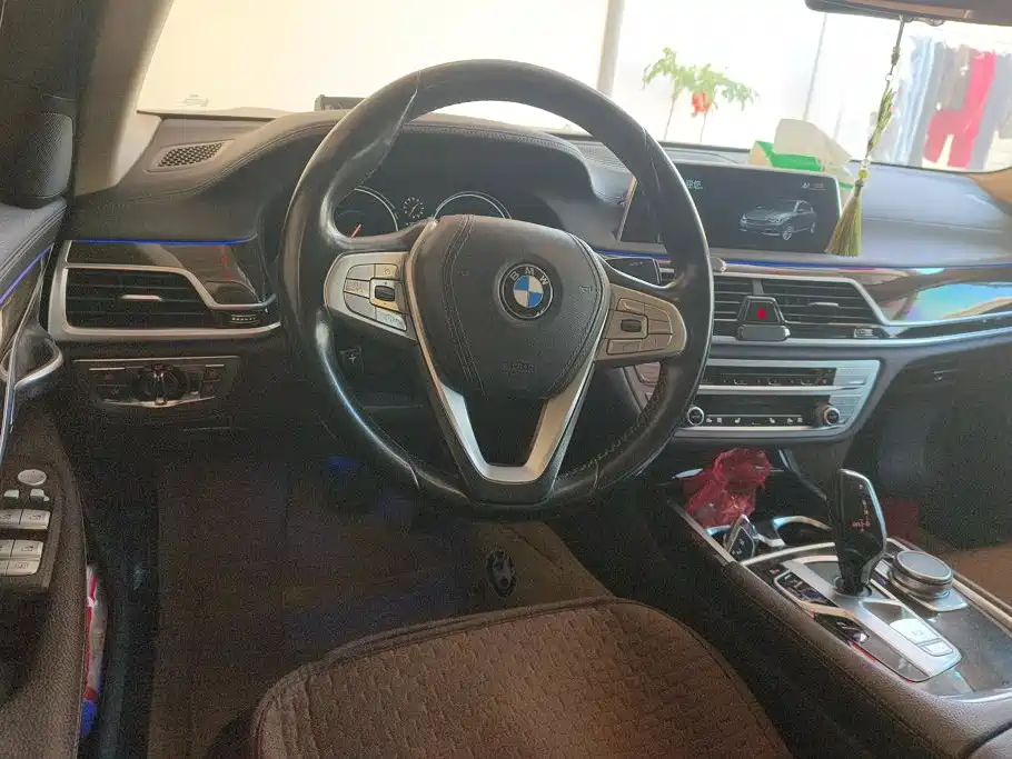 BMW 7 Series — миниатюра 12
