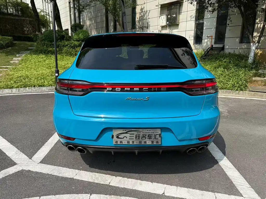 PORSCHE MACAN