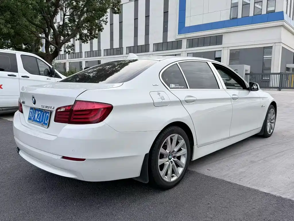 BMW 5 Series — миниатюра 9