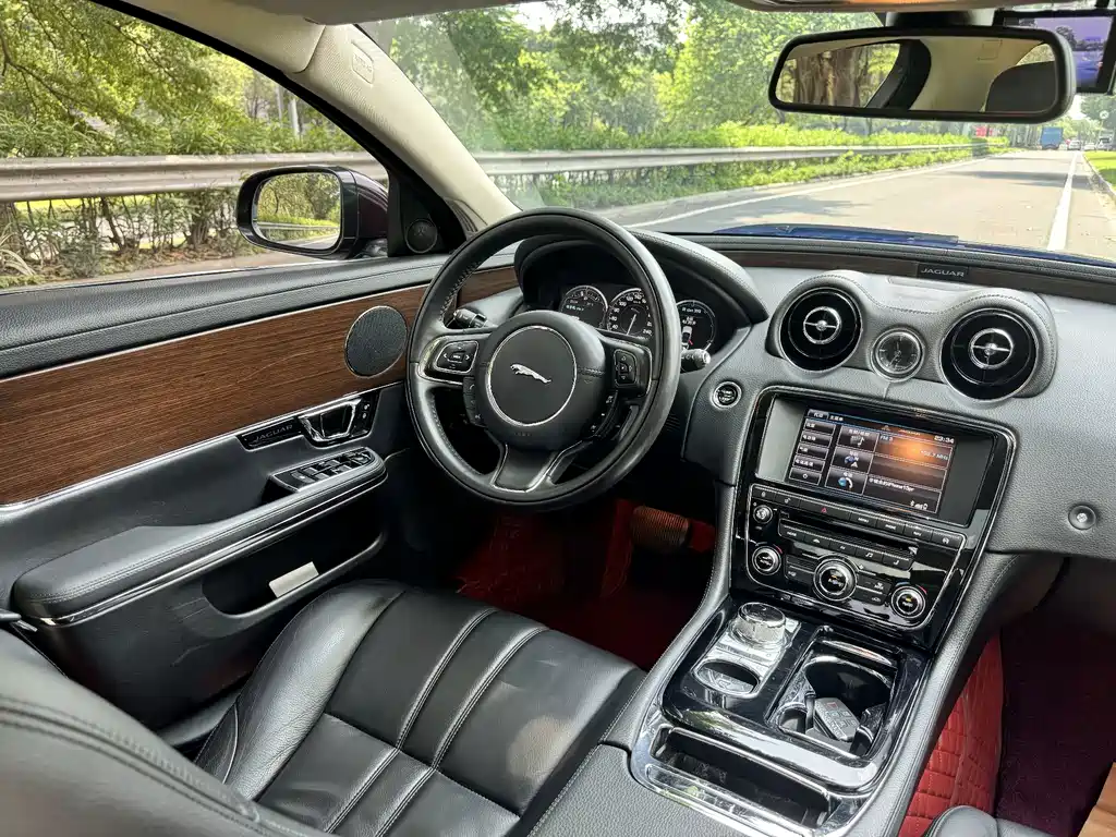 Jaguar XJ — миниатюра 20