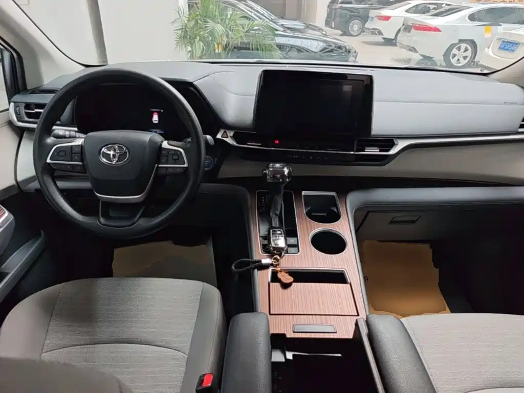 Toyota Sienna — миниатюра 10