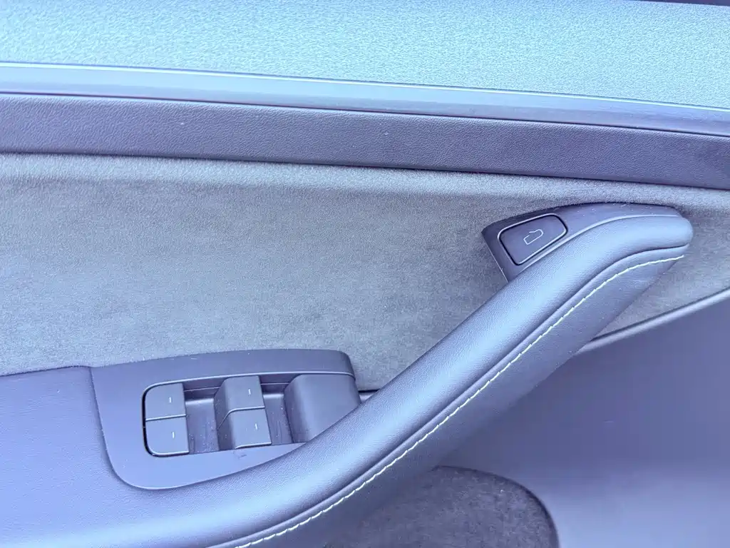 Tesla Model Y — миниатюра 27