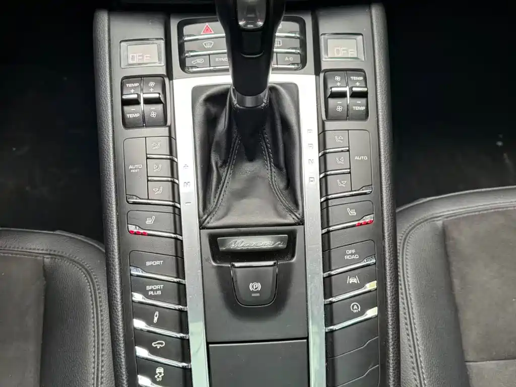 PORSCHE MACAN