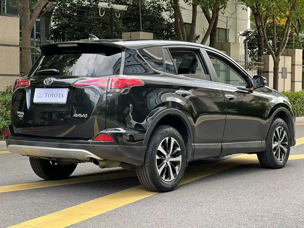 Toyota RAV4 — миниатюра 5