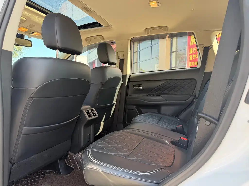 MITSUBISHI OUTLANDER