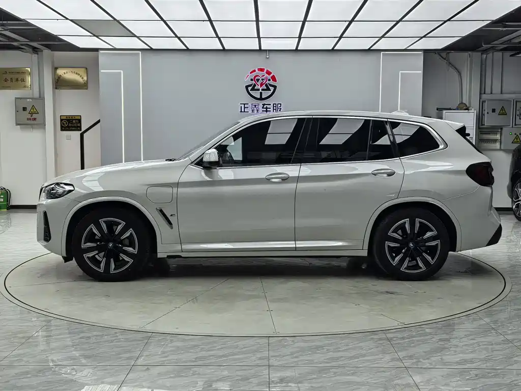 BMW iX3 — миниатюра 3