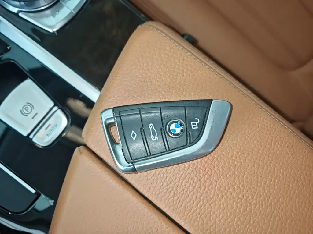 BMW 5 Series — миниатюра 9