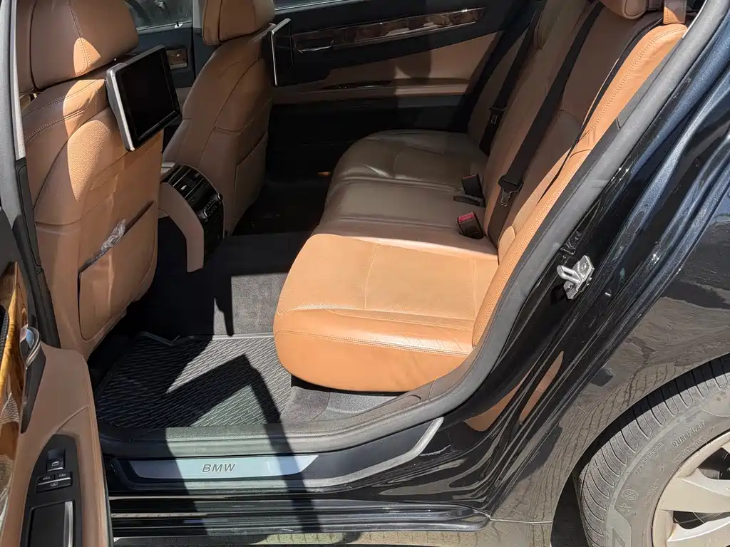 BMW 7 Series — миниатюра 8