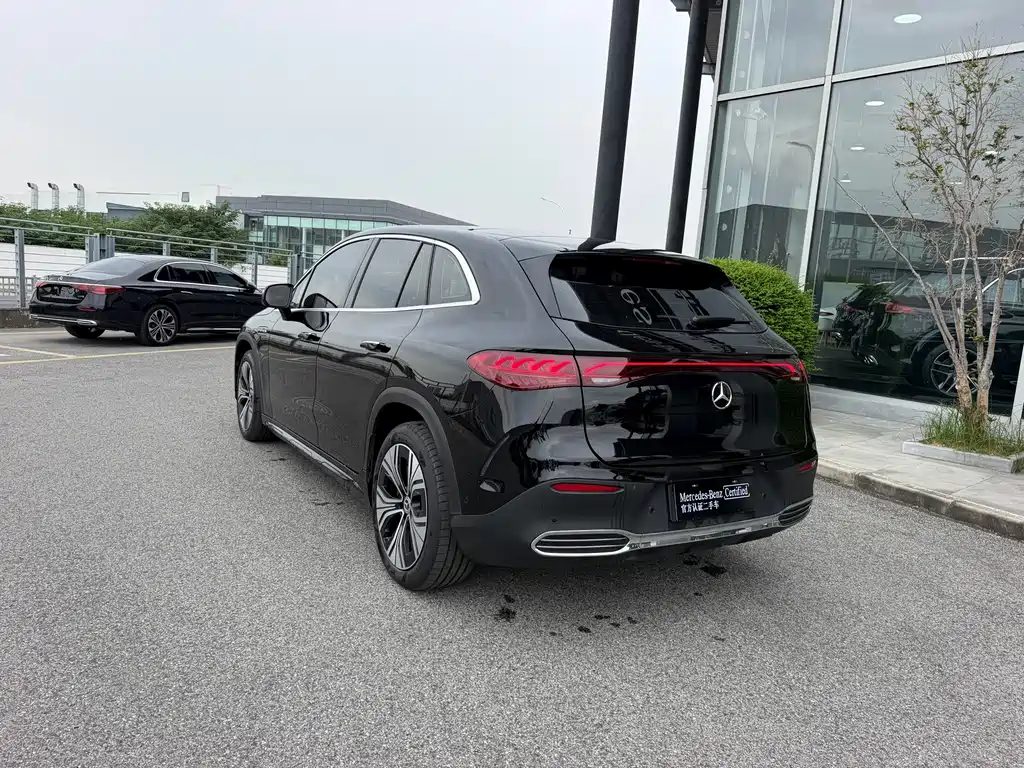 Mercedes-Benz EQE SUV — миниатюра 7