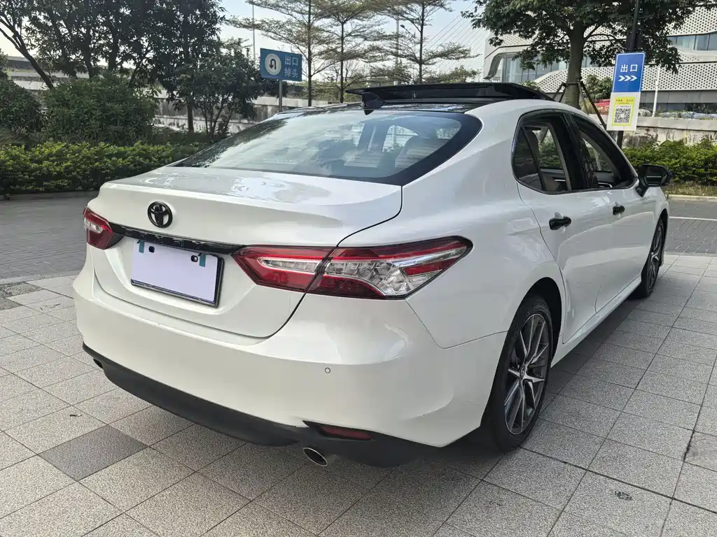 Toyota Camry — миниатюра 5