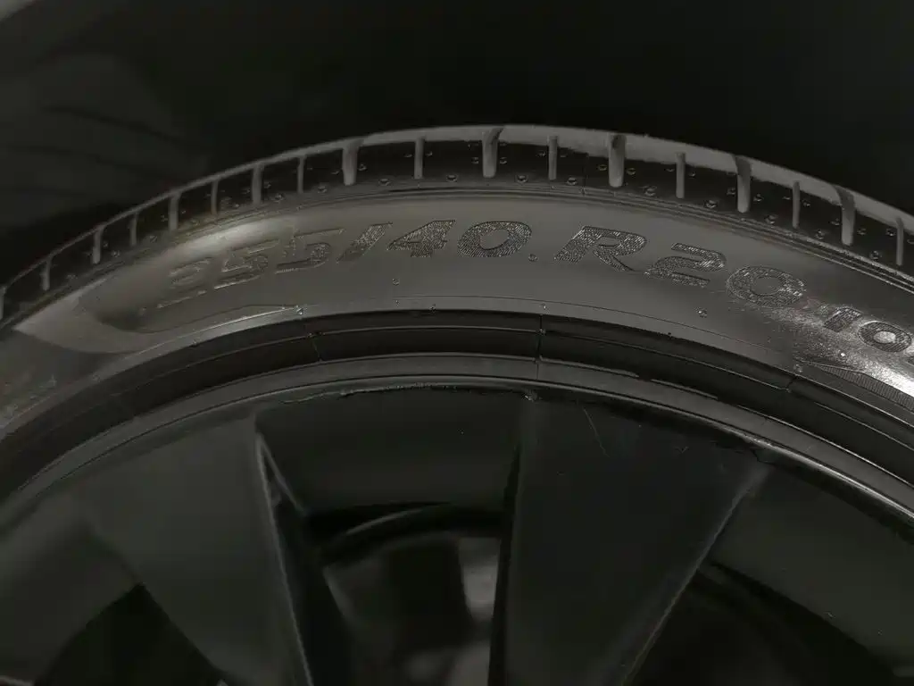 Tesla Model Y — миниатюра 24