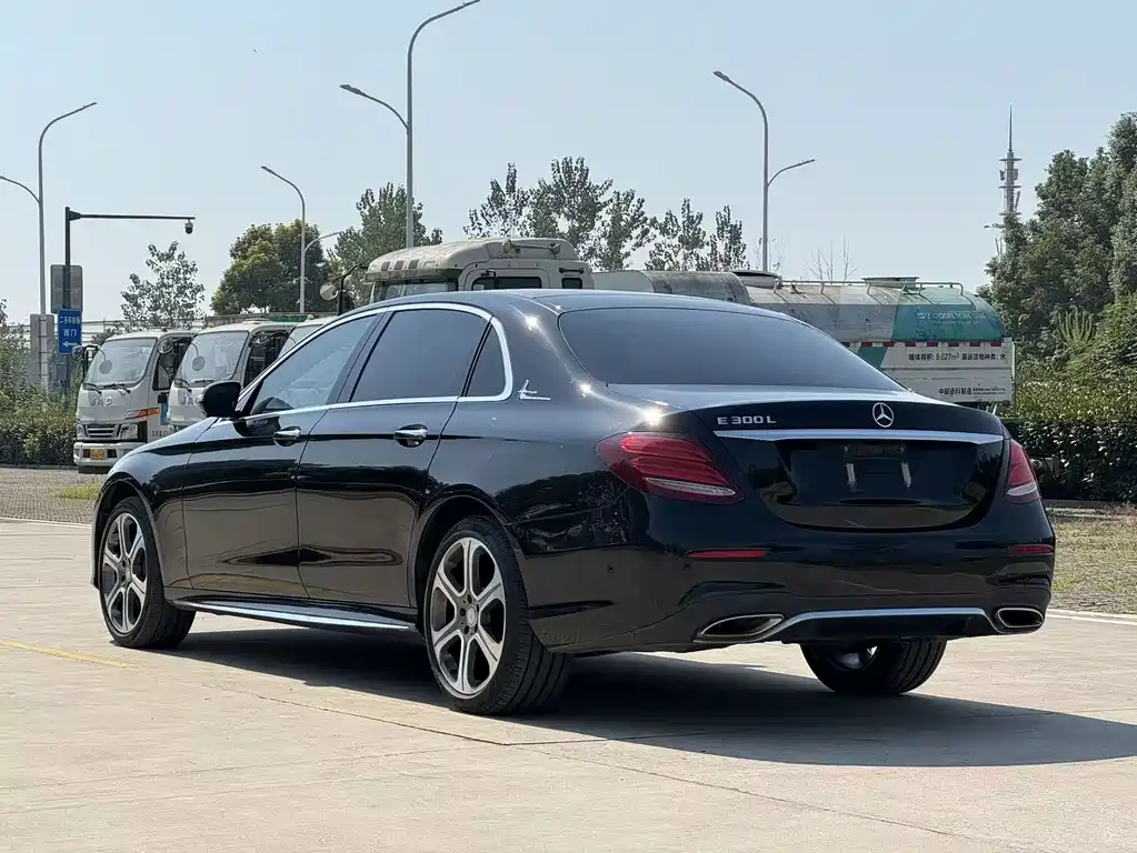 Mercedes-Benz E-Class — миниатюра 5