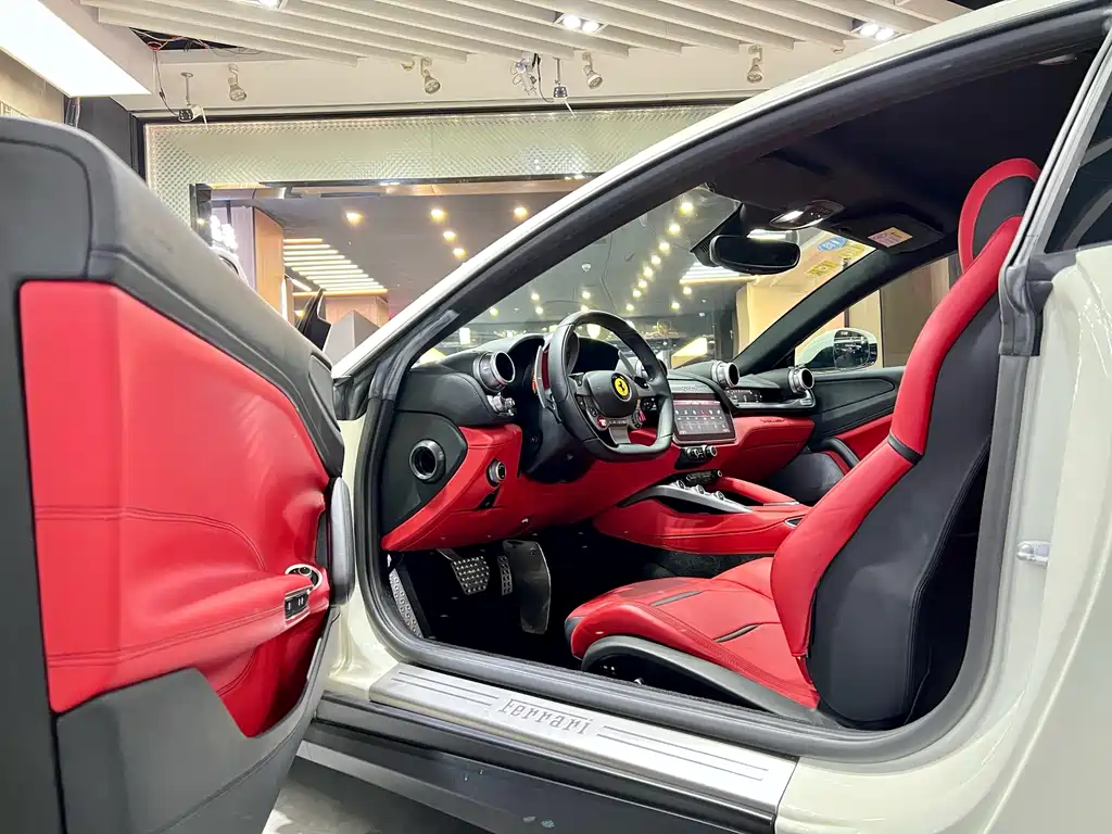 Ferrari GTC4Lusso 2017 3.9T V8