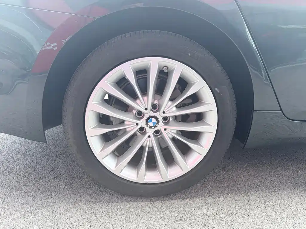 BMW 5 Series — миниатюра 9