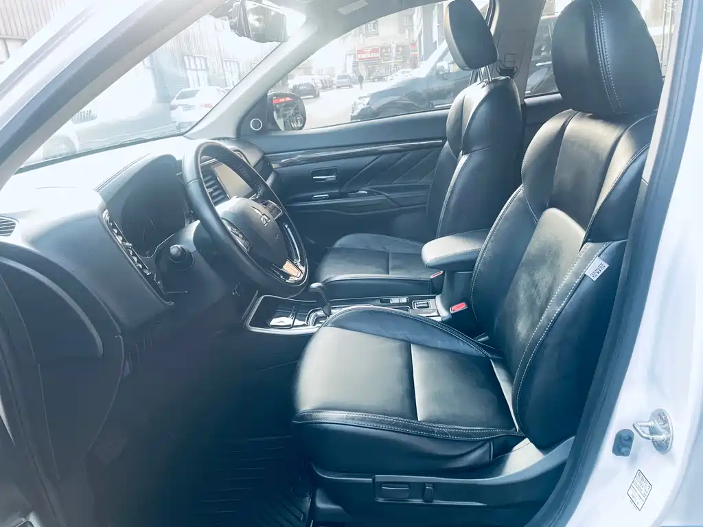 MITSUBISHI OUTLANDER