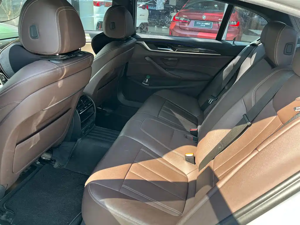 BMW 5 Series — миниатюра 7