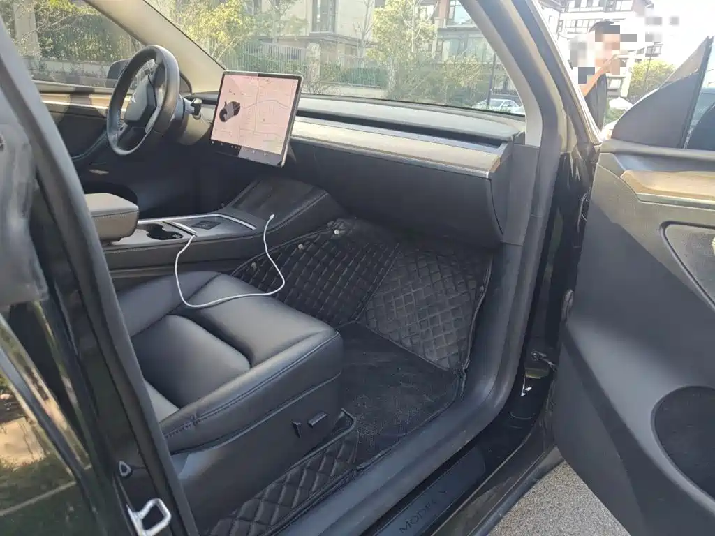Tesla Model Y — миниатюра 18