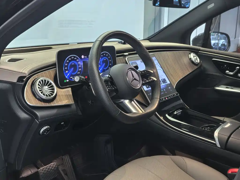 Mercedes-Benz EQE SUV — миниатюра 11