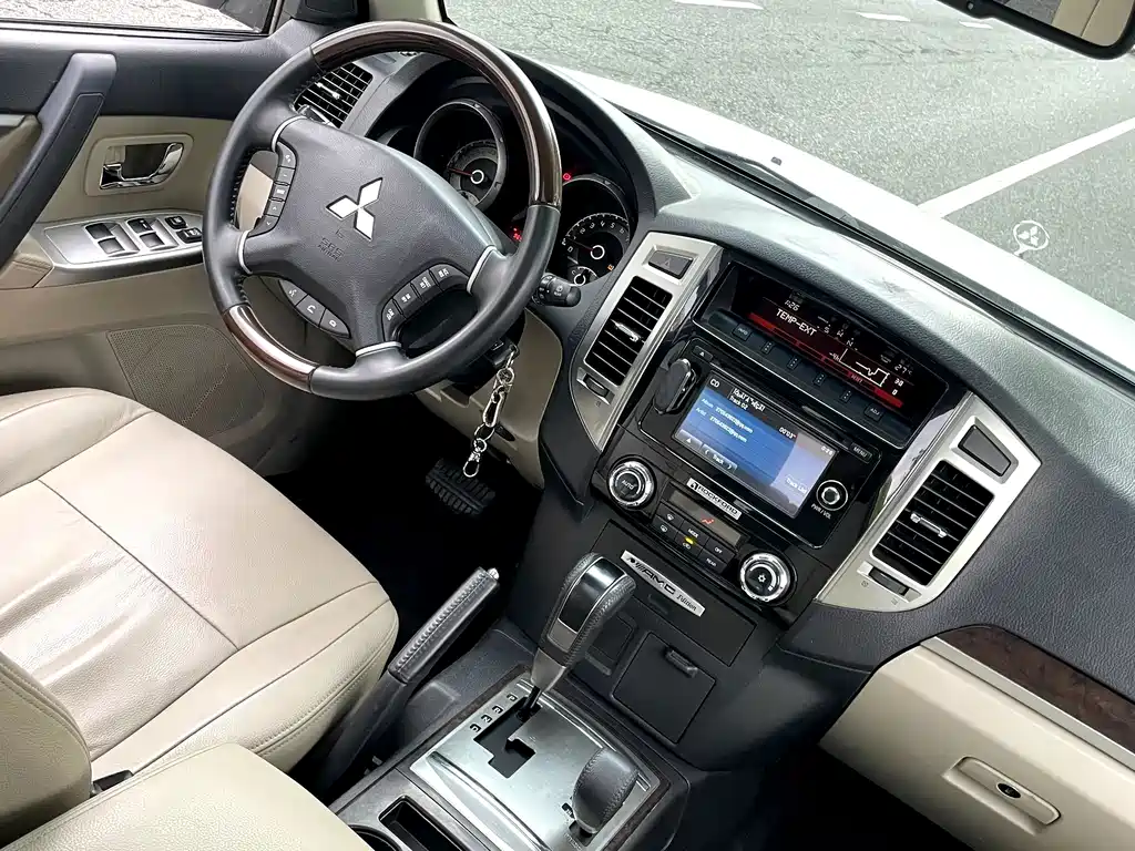 Mitsubishi Pajero (Import) — миниатюра 11