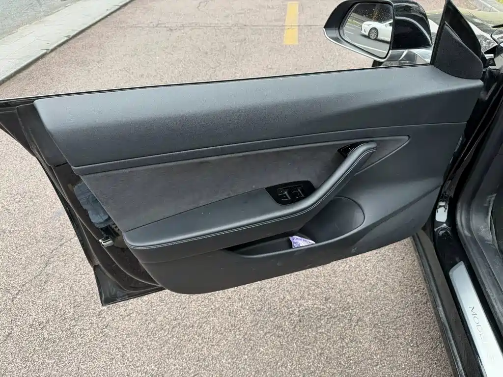 Tesla Model 3 — миниатюра 6