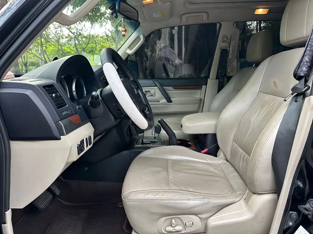 Mitsubishi V93 2011 3.0L AT