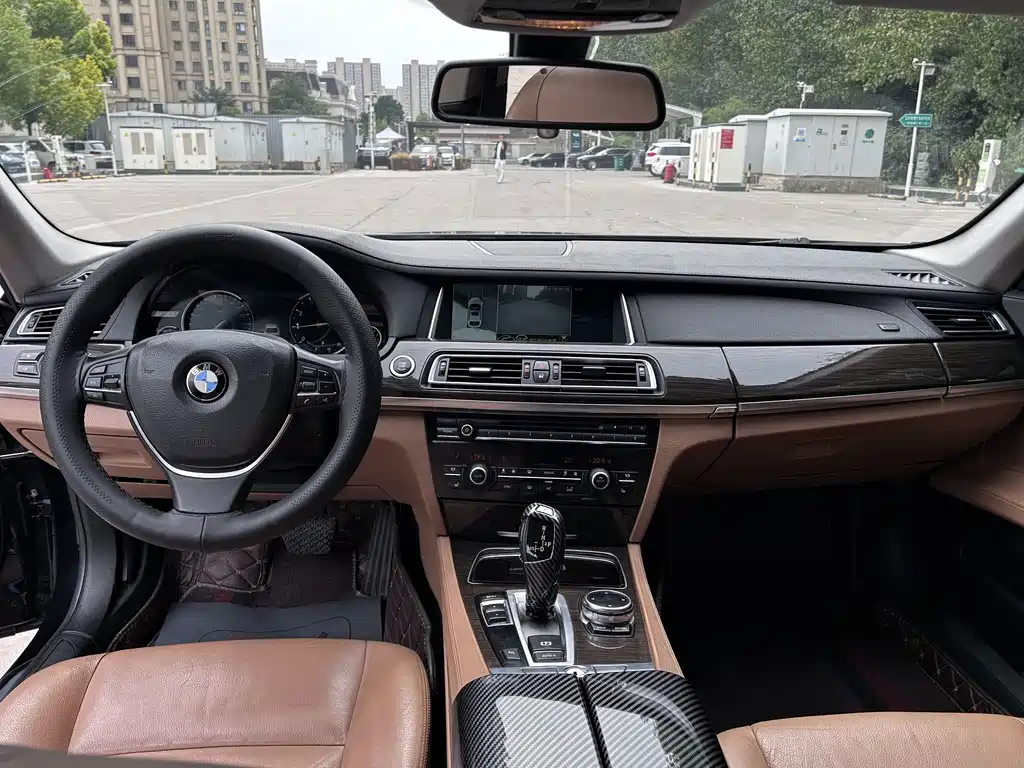 BMW 7 Series — миниатюра 13