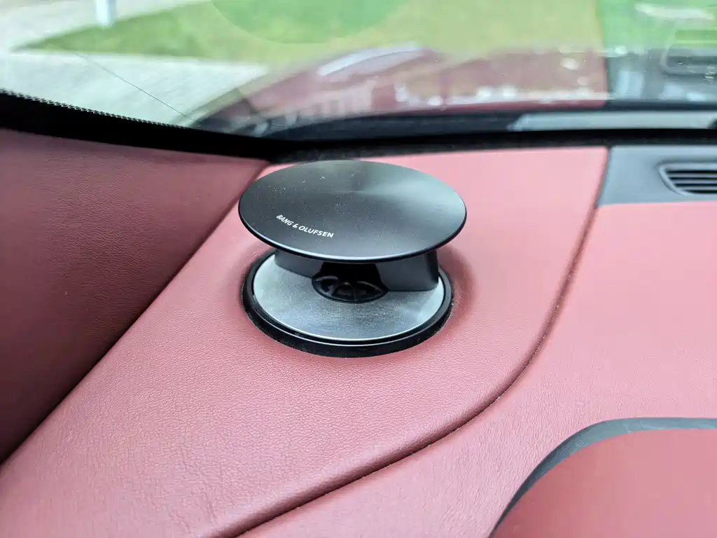 Aston Martin DB11 — миниатюра 15
